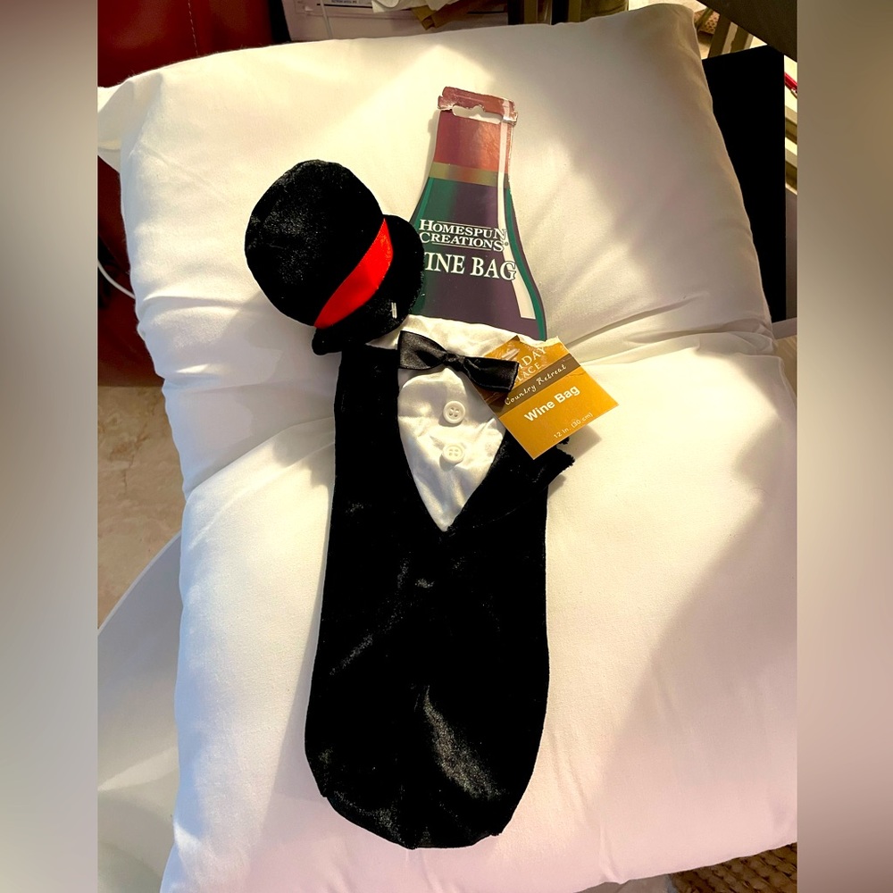 Black Tie Velvet Wine Bag - New!
